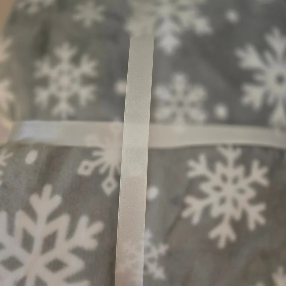 Grey White Snowflake Plush Fleece Throw Blanket Holiday Winter Decor Gift NWT